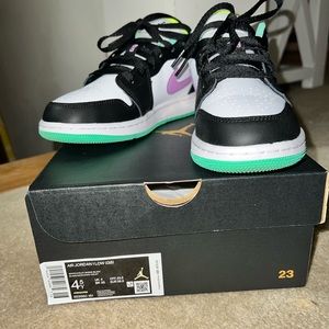 Jordan 1 Low “ White Violet Shock “